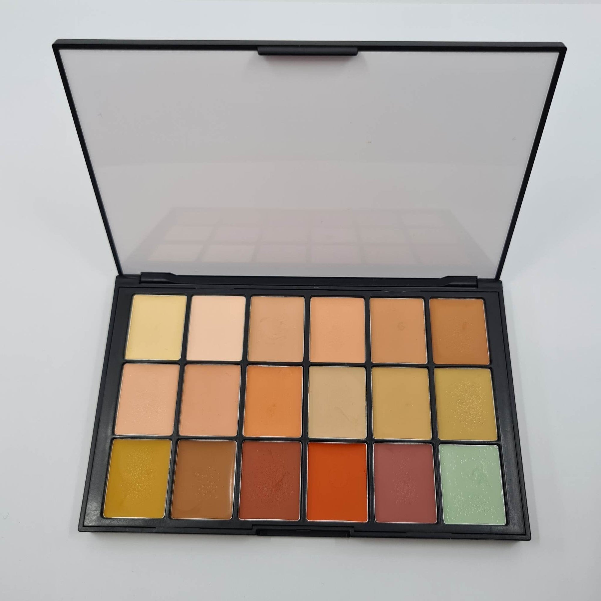 Media Pro 18 Colour Concealer And Adjuster Palette